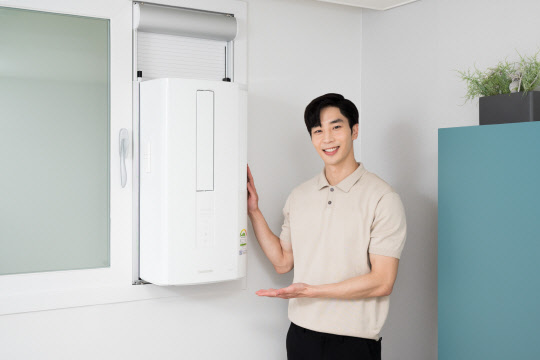 삼성전자 모델이 한단계 진화한 설치와 사용 경험을 제공하는 2022년형 창문형 에어컨 '윈도우핏'을 소개하고 있다. <삼성전자 제공>